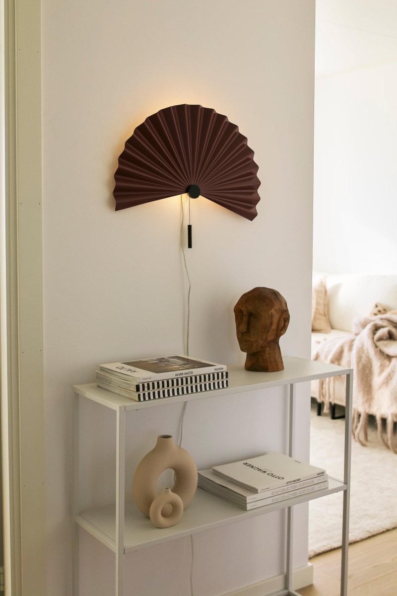 Zen 50cm Granate lámpara de pared De Globen Lighting - Zen se suministra con un cable transparente de 200 cm de largo con enchufe, pero también se puede montar de forma permanente.