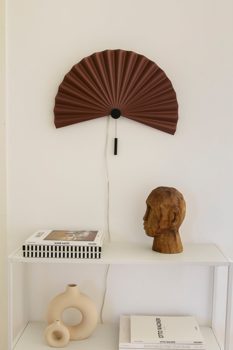 Zen 50cm Granate lámpara de pared De Globen Lighting - Zen se suministra con un cable transparente de 200 cm de largo con enchufe, pero también se puede montar de forma permanente.