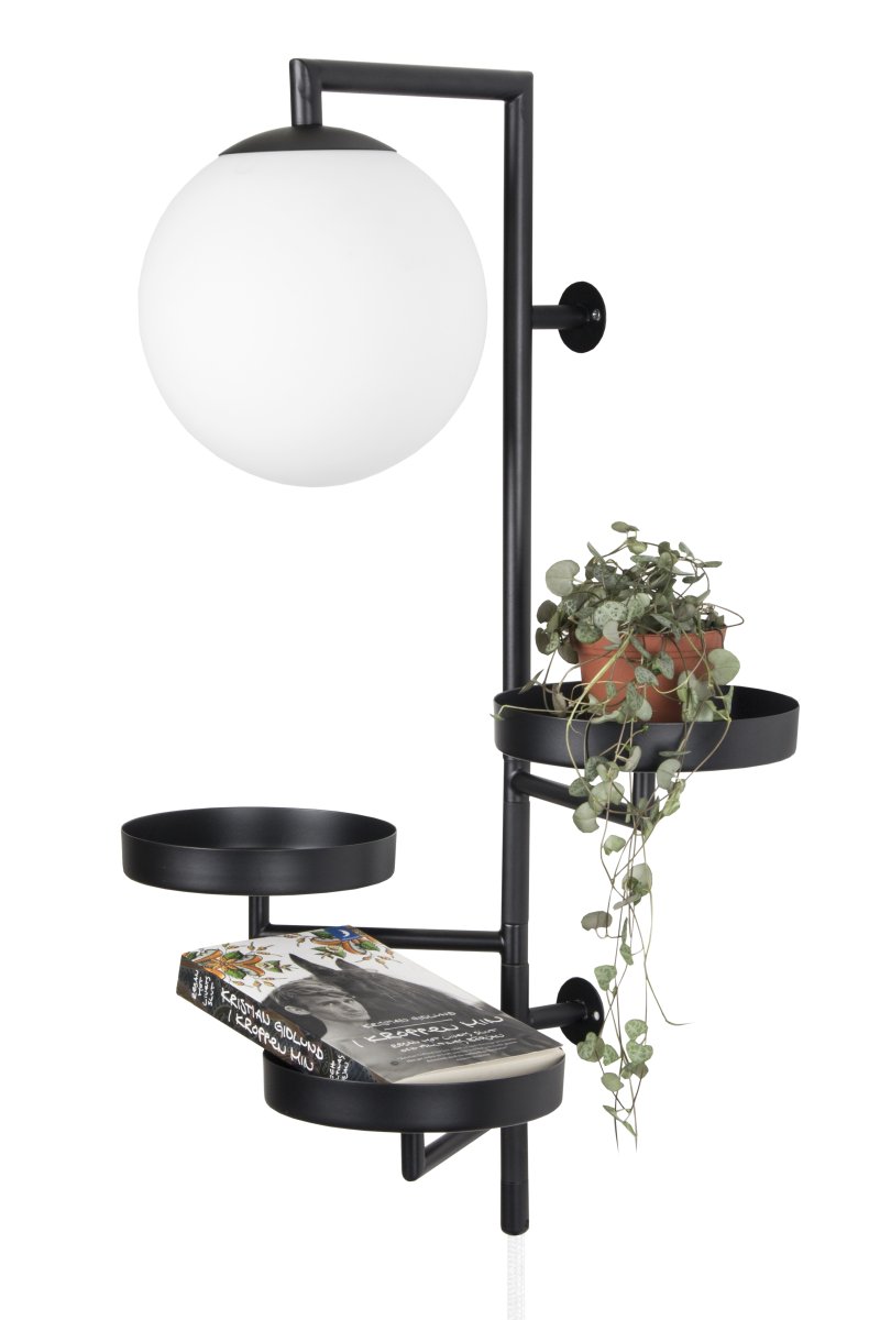 Astoria 62cm Negro lámpara de pared De Globen Lighting - La lámpara está hecha de metal, tiene una pantalla de vidrio blanco mate y un cable textil de 200 cm con interruptor y enchufe.