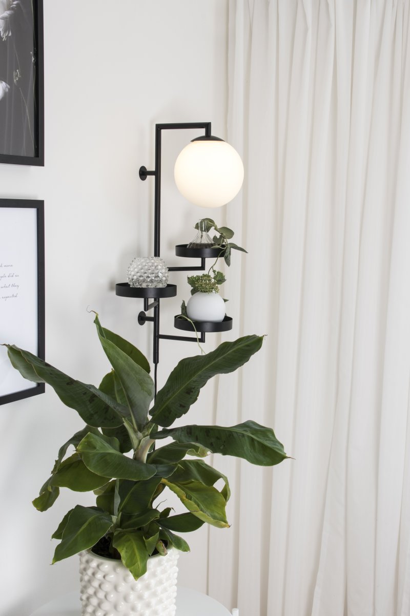 Astoria 62cm Negro lámpara de pared De Globen Lighting - La lámpara está hecha de metal, tiene una pantalla de vidrio blanco mate y un cable textil de 200 cm con interruptor y enchufe.
