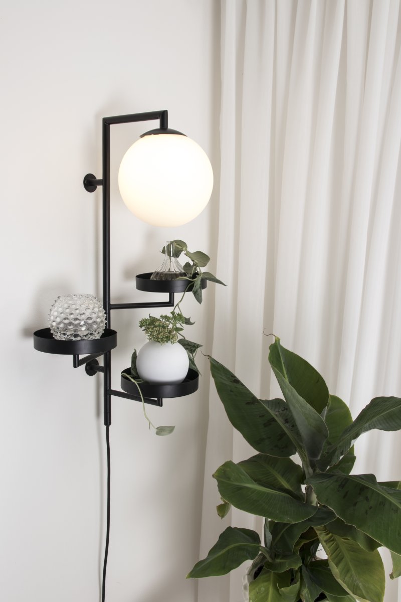 Astoria 62cm Negro lámpara de pared De Globen Lighting - La lámpara está hecha de metal, tiene una pantalla de vidrio blanco mate y un cable textil de 200 cm con interruptor y enchufe.