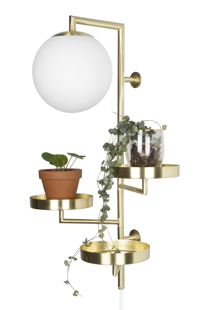 Astoria 62cm Latón cepillado lámpara de pared De Globen Lighting - La lámpara está hecha de metal, tiene una pantalla de vidrio blanco mate y un cable textil de 200 cm con interruptor y enchufe.