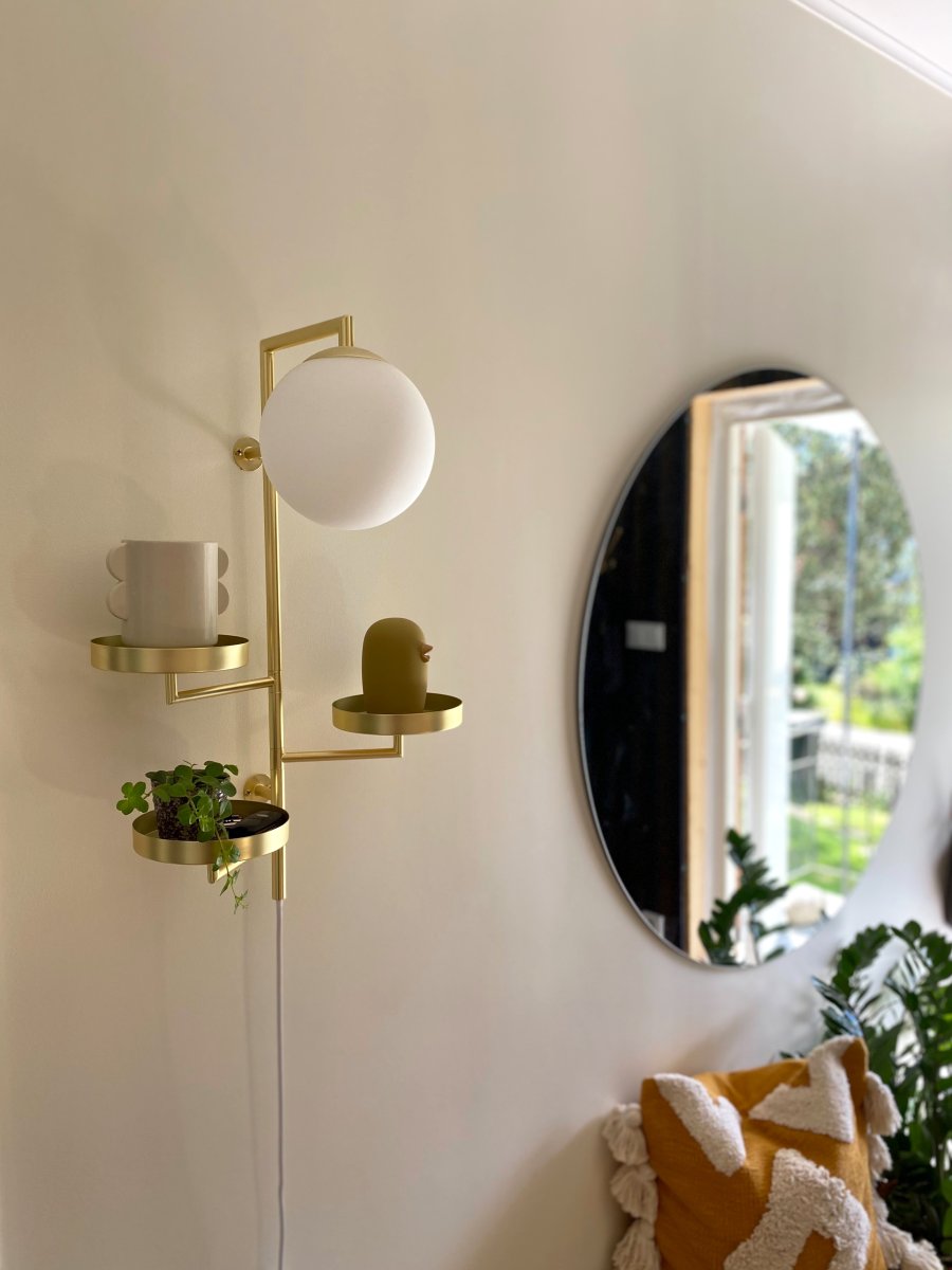 Astoria 62cm Latón cepillado lámpara de pared De Globen Lighting - La lámpara está hecha de metal, tiene una pantalla de vidrio blanco mate y un cable textil de 200 cm con interruptor y enchufe.