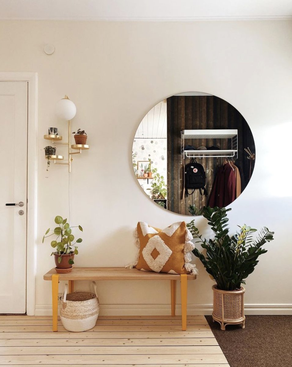 Astoria 62cm Latón cepillado lámpara de pared De Globen Lighting - La lámpara está hecha de metal, tiene una pantalla de vidrio blanco mate y un cable textil de 200 cm con interruptor y enchufe.