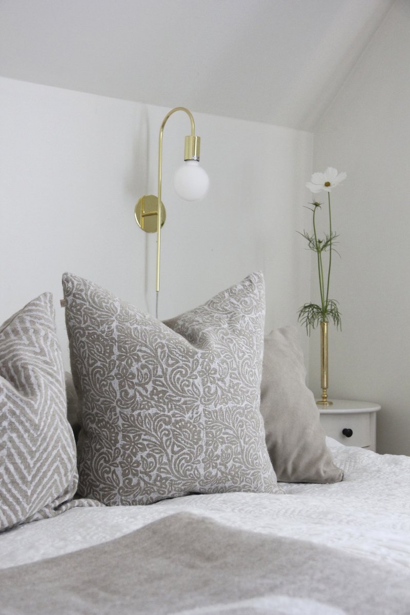 Grace 50cm Latón lámpara de pared De Globen Lighting - El aplique Grace cuenta con un brazo metálico ligeramente curvado con acabado en latón.