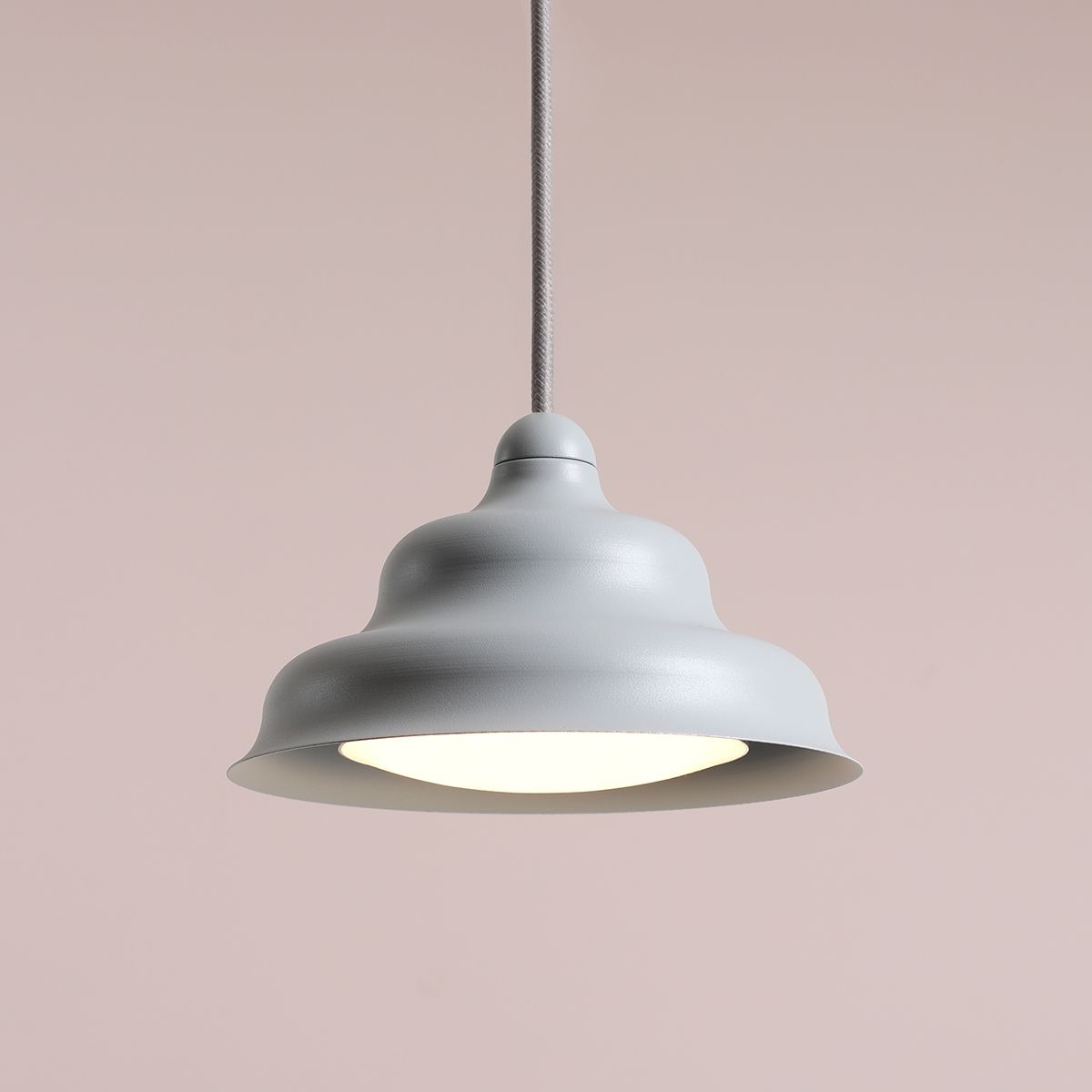 Wave Ø17 Azul Lámpas de techo De Artera - La pantalla de metal desgastado en gris mate resalta; El color crea una hermosa dispersión de luz hacia abajo, lo que lo hace perfecto para colgarlo sobre la mesa del comedor o la encimera de la cocina.