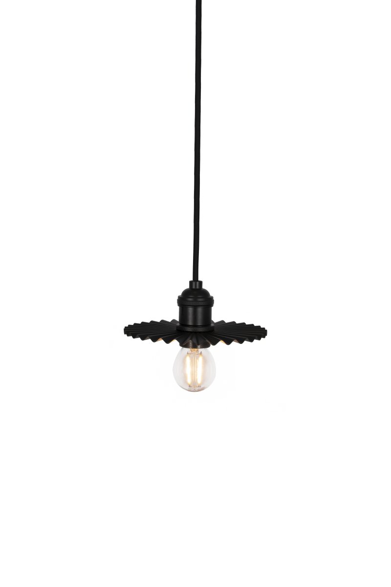 Omega Ø15 Negro lámpara de ventana De Globen Lighting - Omega es una lámpara de ventana de malla con pantalla metálica plisada que queda genial tanto sola en una ventana como en grupo sobre la encimera de la cocina.