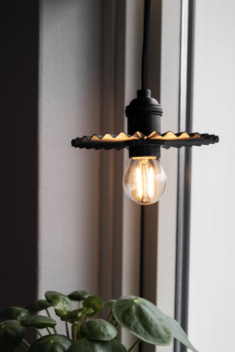 Omega Ø15 Negro lámpara de ventana De Globen Lighting - Omega es una lámpara de ventana de malla con pantalla metálica plisada que queda genial tanto sola en una ventana como en grupo sobre la encimera de la cocina.