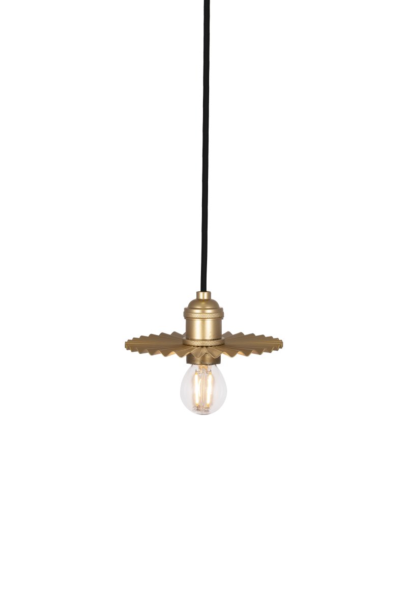 Omega Ø15 Oro lámpara de ventana De Globen Lighting - La l&aacute;mpara de techo Omega, con su pantalla met&aacute;lica plisada de color dorado, es una l&aacute;mpara peque&ntilde;a y elegante que encaja a la perfecci&oacute;n en una ventana o puede usarse como l&aacute;mpara colgante en la cocina, por ejemplo.
