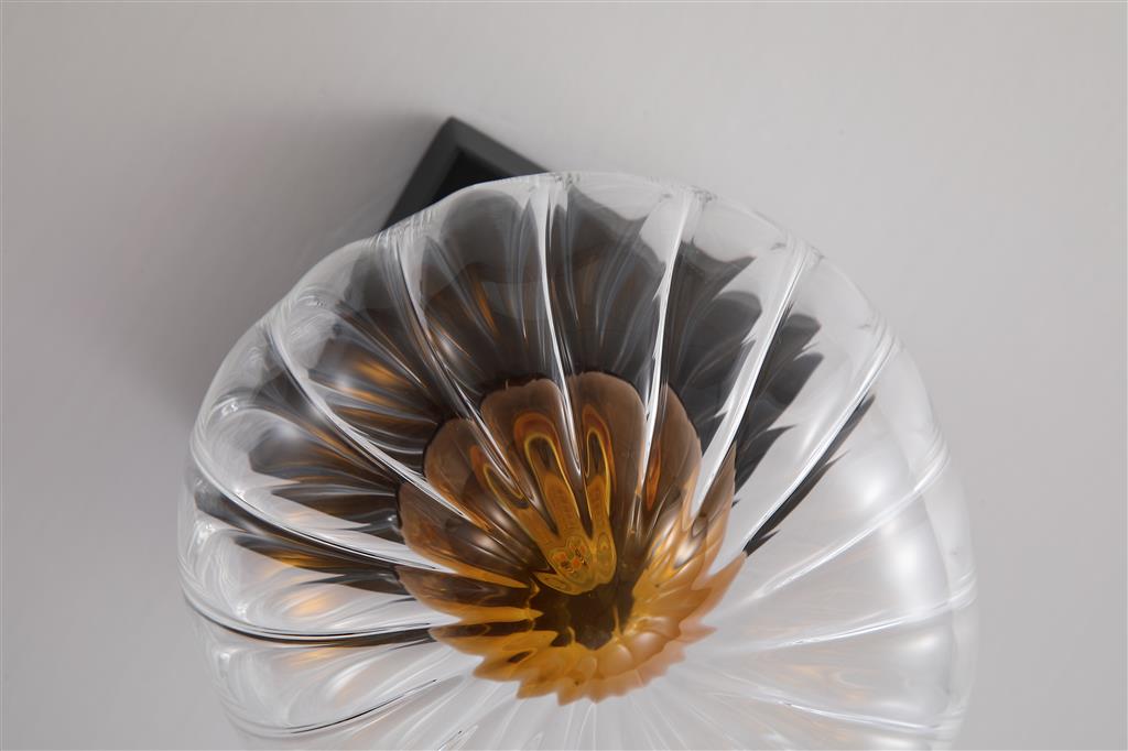 Sunbeam Ø14 Transparente/negro lámpara de pared De Searchlight - La pantalla redonda y acanalada de cristal transparente alberga una hermosa cúpula de color ámbar que aporta estructura y dinamismo a la estancia, a la vez que proporciona una iluminación suave y agradable.