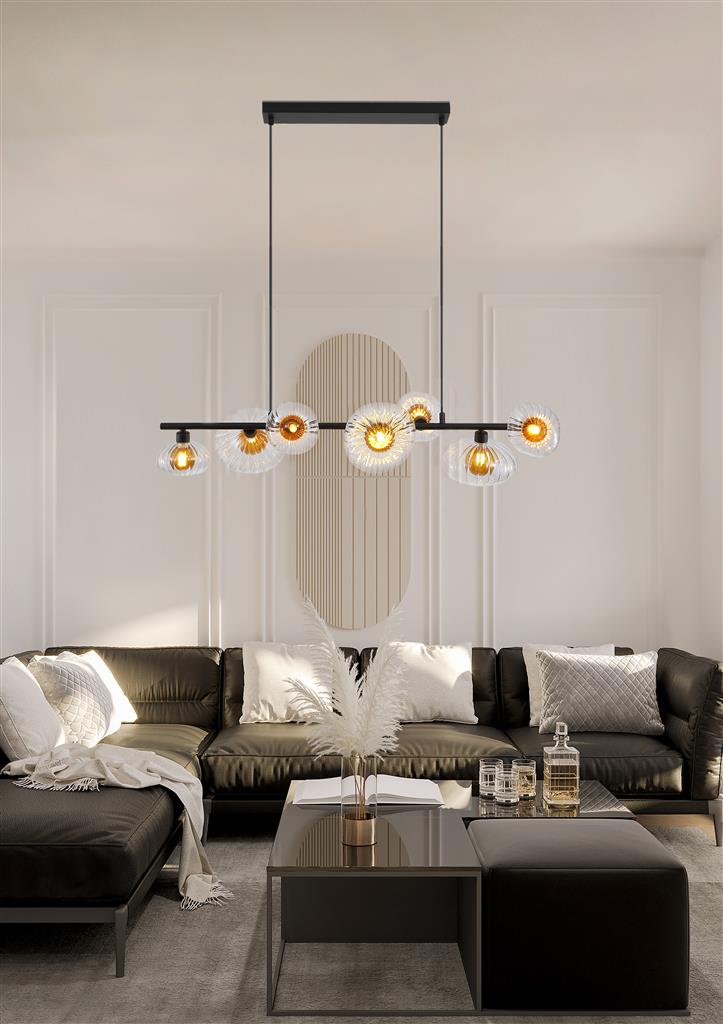 Sunbeam 90cm Transparente/negro Lámpas de techo De Searchlight - Siete pantallas acanaladas de vidrio transparente, cada una con una cálida cúpula de color ámbar en su interior, están montadas sobre una varilla de metal negro mate, creando un diseño impactante que combina funcionalidad y arte decorativo.