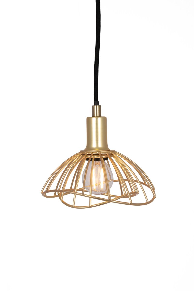 Ray Ø16 Latón cepillado Lámpas de techo De Globen Lighting - La l&aacute;mpara de techo Ray, con su pantalla met&aacute;lica ondulada en negro mate, es una l&aacute;mpara peque&ntilde;a y discreta que, en su simplicidad, luce tan bonita sola en una ventana como en un grupo de varias piezas.