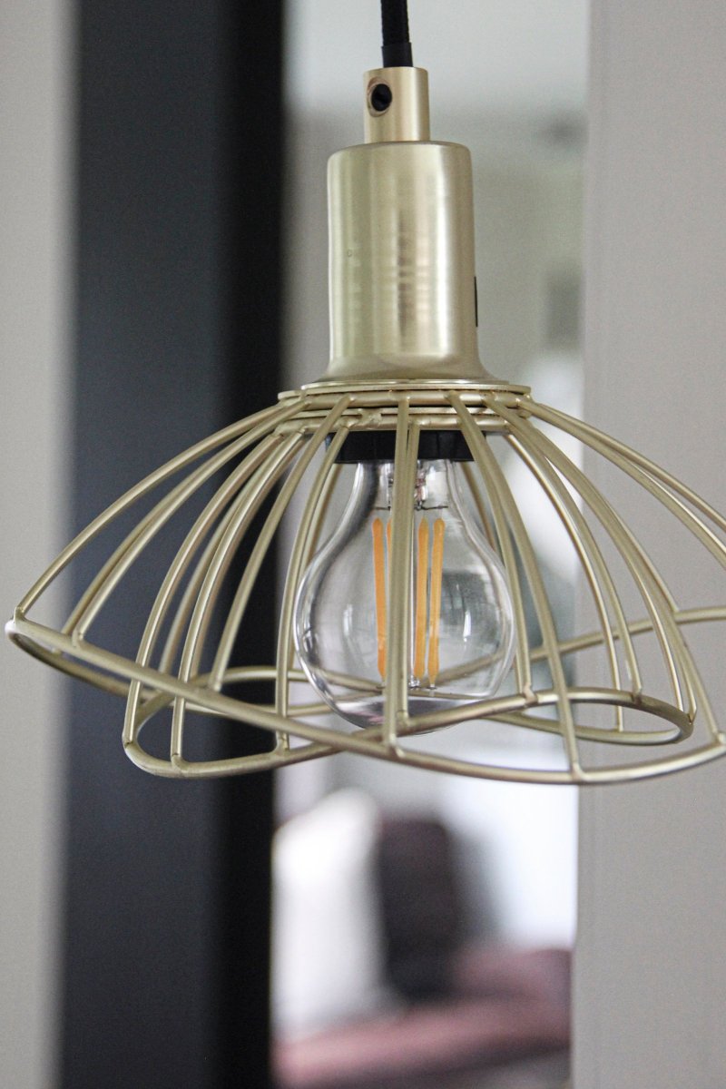 Ray Ø16 Latón cepillado Lámpas de techo De Globen Lighting - La l&aacute;mpara de techo Ray, con su pantalla met&aacute;lica ondulada en negro mate, es una l&aacute;mpara peque&ntilde;a y discreta que, en su simplicidad, luce tan bonita sola en una ventana como en un grupo de varias piezas.