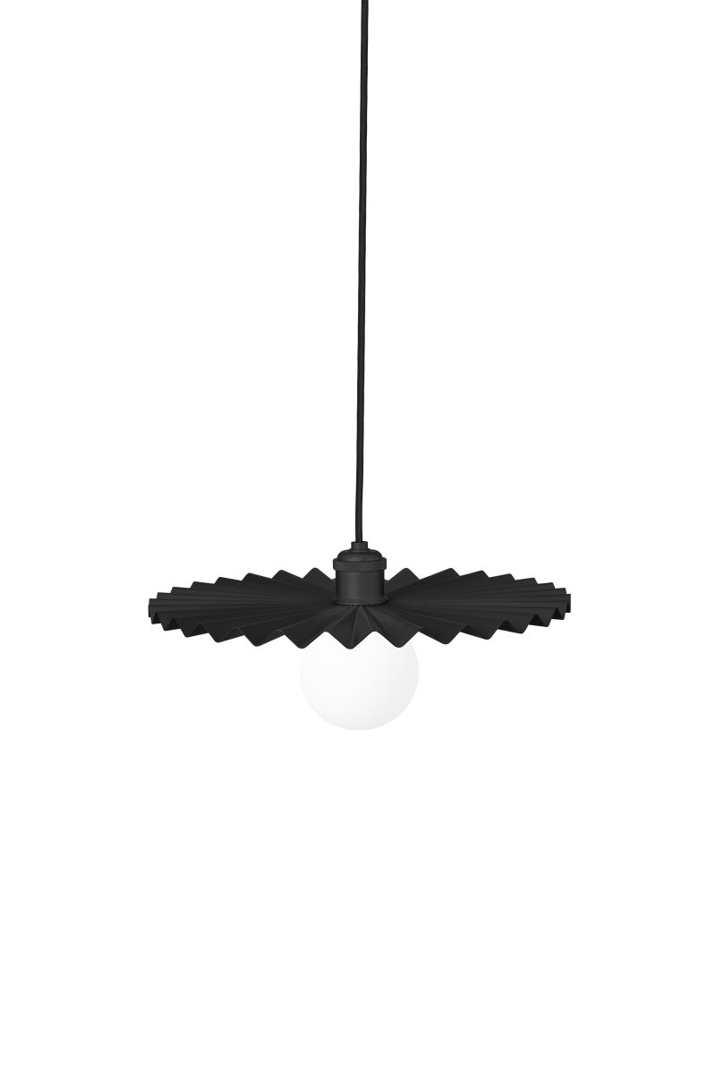 Omega Ø35 Negro Lámpas de techo De Globen Lighting - Incluye un cable textil de 120 cm y una caja de techo de plástico.