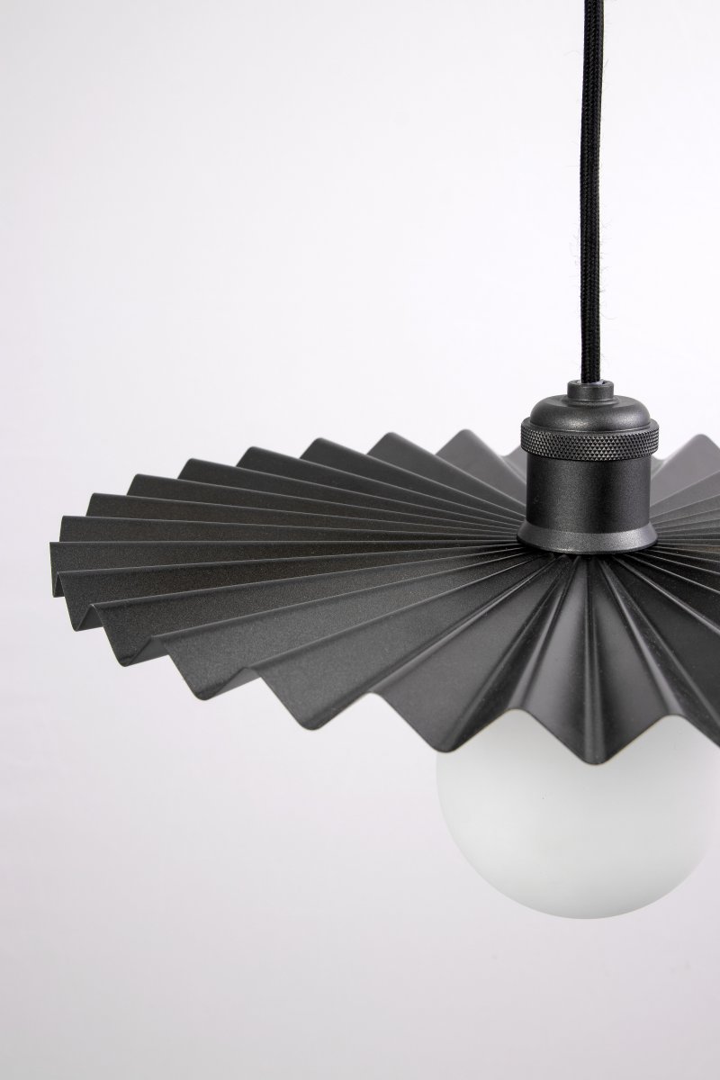 Omega Ø35 Negro Lámpas de techo De Globen Lighting - Incluye un cable textil de 120 cm y una caja de techo de plástico.