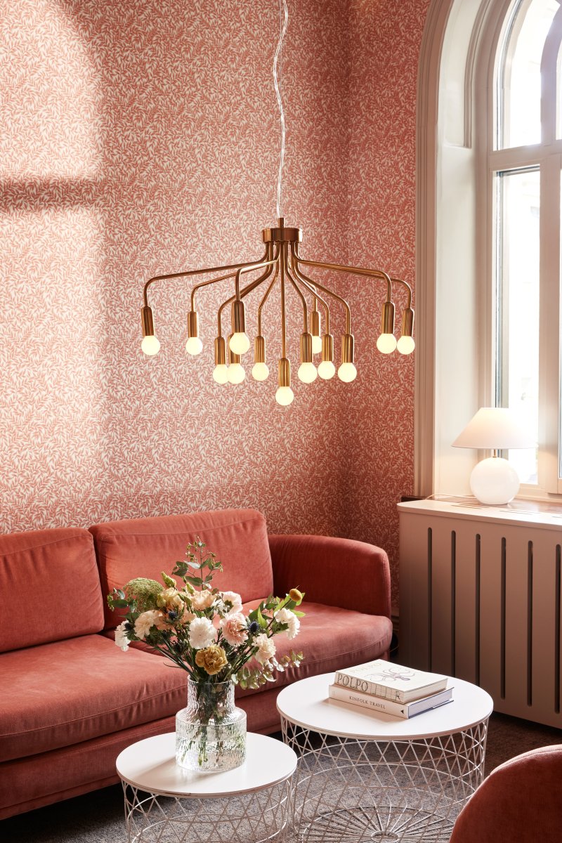 Roots Ø70 Latón cepillado Lámpas de techo De Globen Lighting - Roots &auml;r en elegant och tidl&ouml;s pendel tillverkad av metall med en borstad m&auml;ssingfinish.