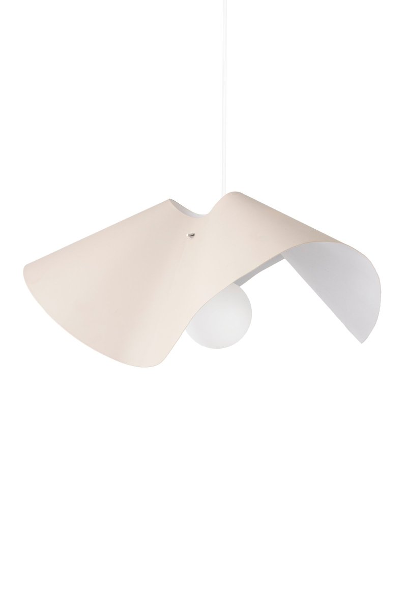 Volang Ø50 Lodo Lámpas de techo De Globen Lighting - La pantalla está pintada de blanco en su interior, el casquillo y el interior están pintados de blanco para crear un contraste suave y difundir la luz.