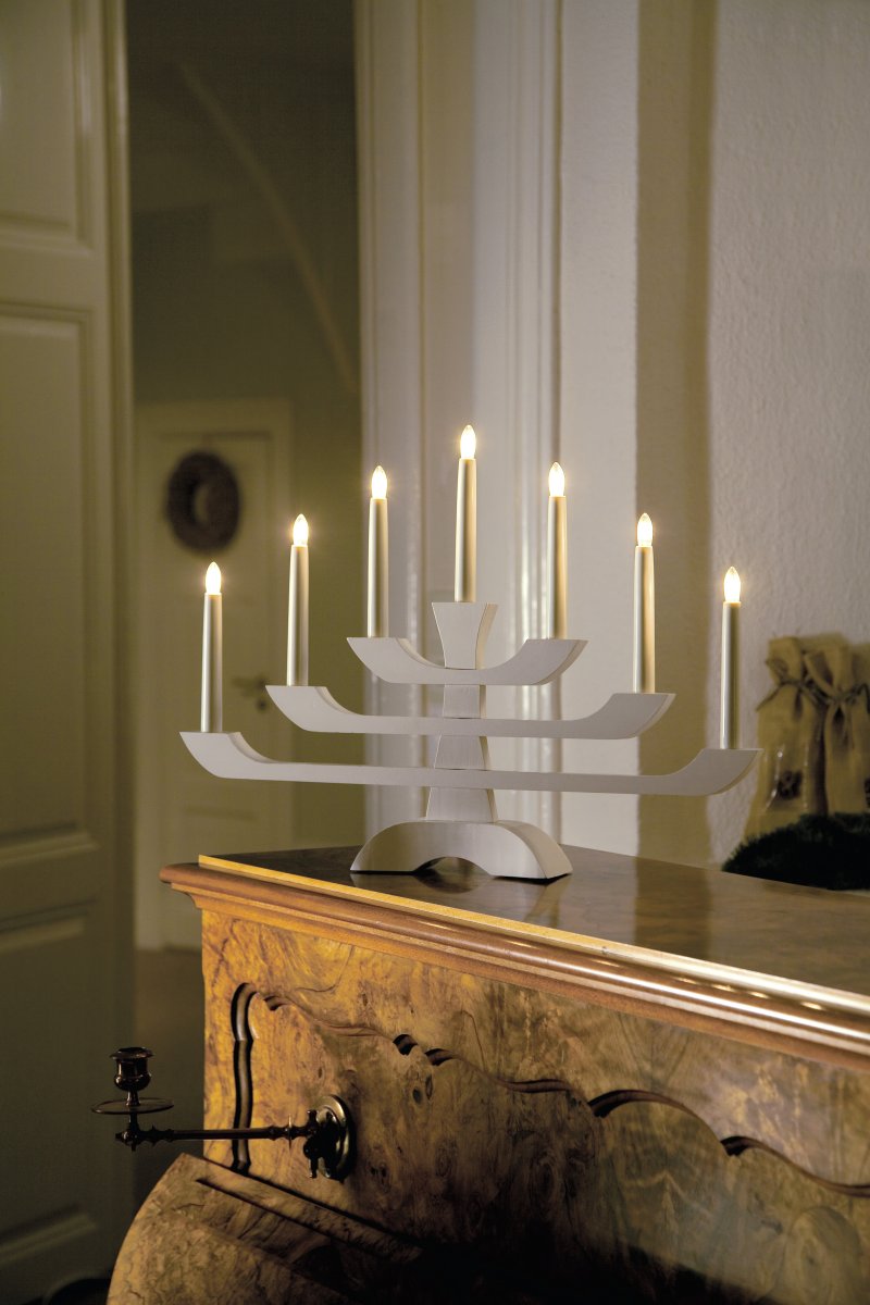 Candelabra 7 Lights Blanco De Konstsmide - Viene con un cable blanco de 1,7 m, interruptor de encendido y enchufe.