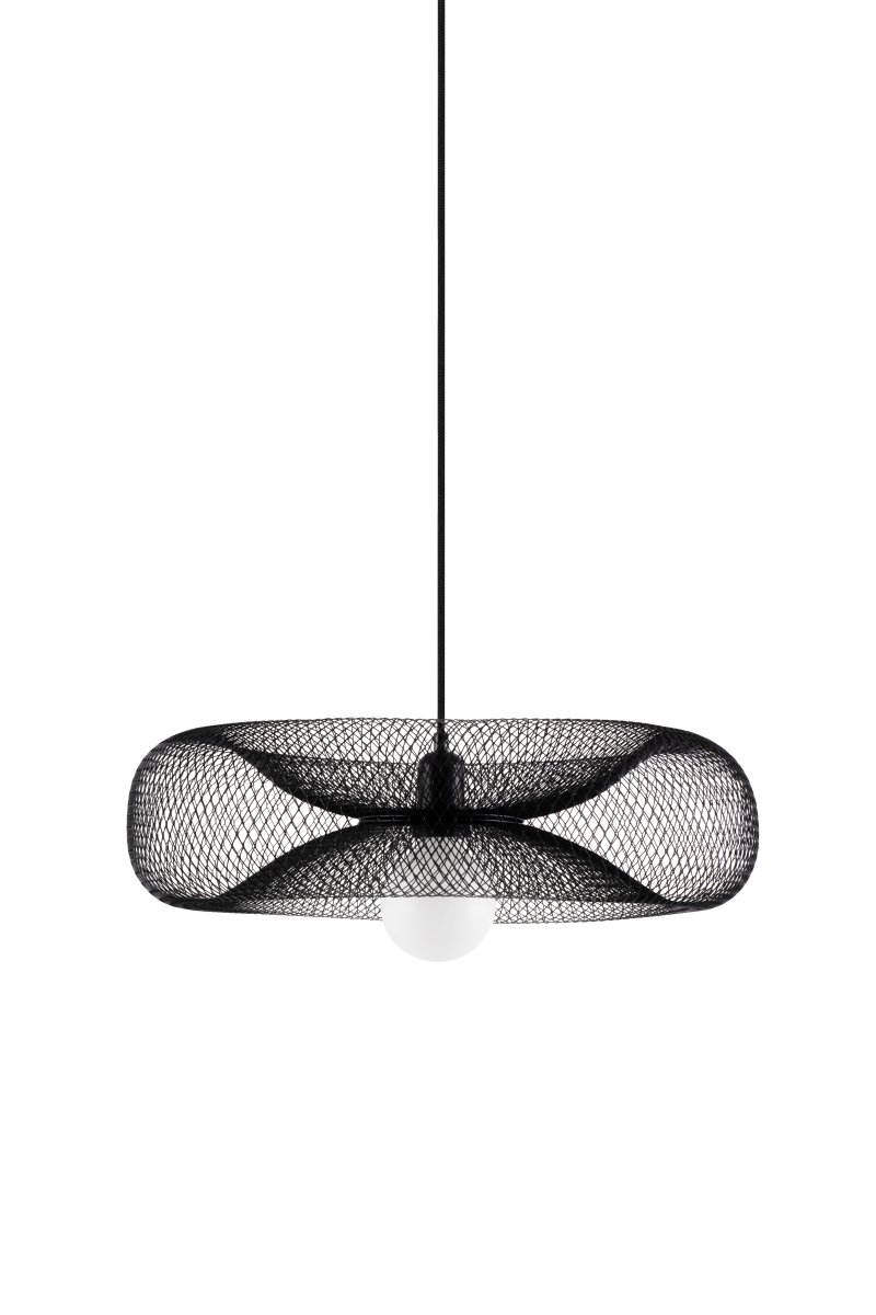 Torus Ø50 Negro Lámpas de techo De Globen Lighting - Torus &auml;r en luftig och mjuk pendel tillverkad av galvaniserat svart metalln&auml;t.