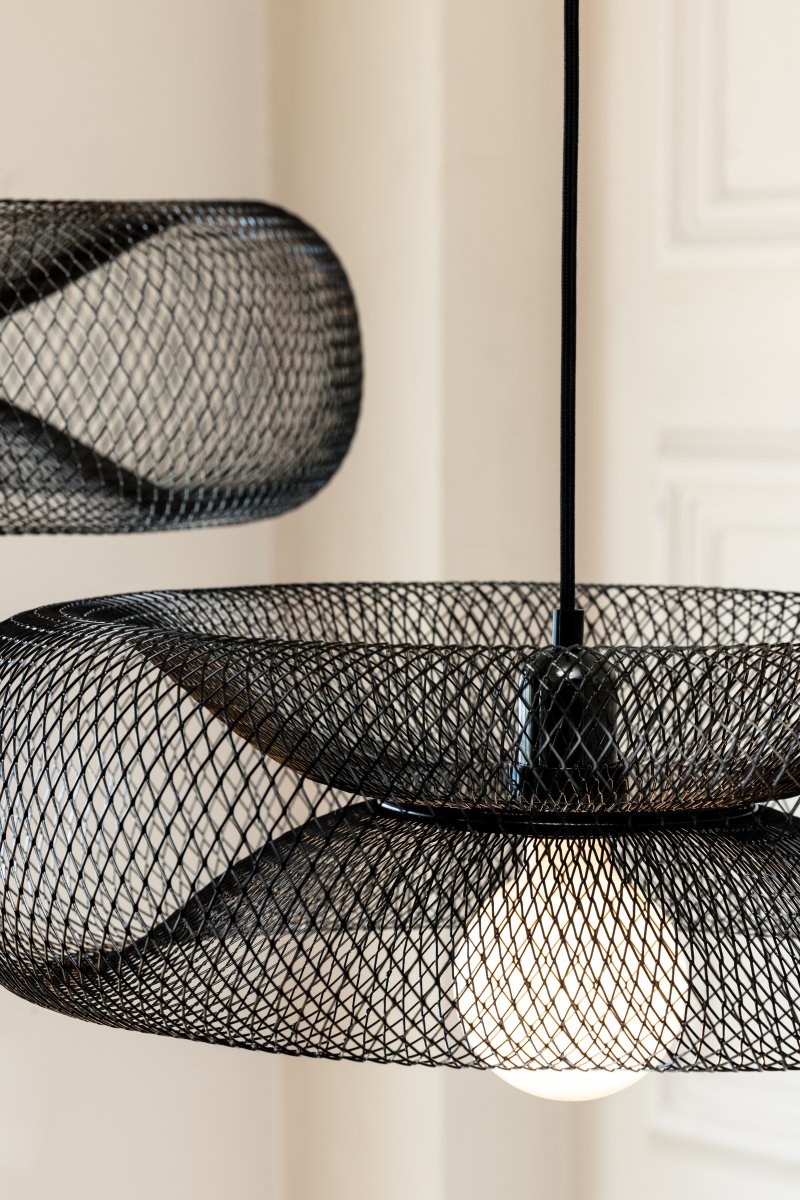 Torus Ø65 Negro Lámpas de techo De Globen Lighting - Torus &auml;r en luftig och mjuk pendel tillverkad av galvaniserat svart metalln&auml;t.