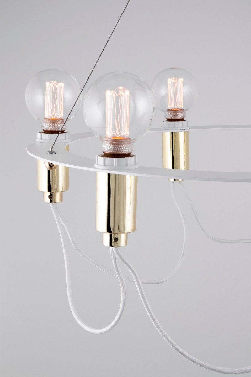 Cables Ø60 Blanco Lámpas de techo De Globen Lighting - L&aacute;mpara de ara&ntilde;a con colgante de lat&oacute;n brillante formada por un aro redondo de metal blanco lacado mate.