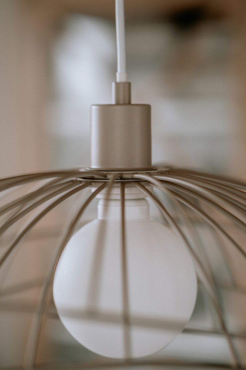 Ray Ø45 Beige Lámpas de techo De Globen Lighting - Las dos pantallas se pueden colocar de varias maneras: apiladas una sobre otra o montadas una dentro de la otra para crear una l&aacute;mpara colgante m&aacute;s baja.