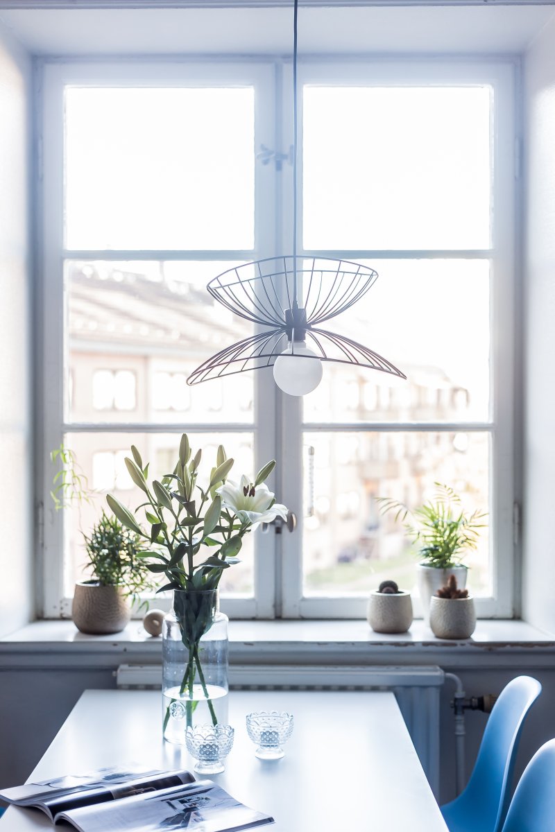 Ray Ø45 Negro Lámpas de techo De Globen Lighting - Las dos pantallas se pueden colocar de varias maneras: apiladas una sobre otra o montadas una dentro de la otra para crear una l&aacute;mpara colgante m&aacute;s baja.