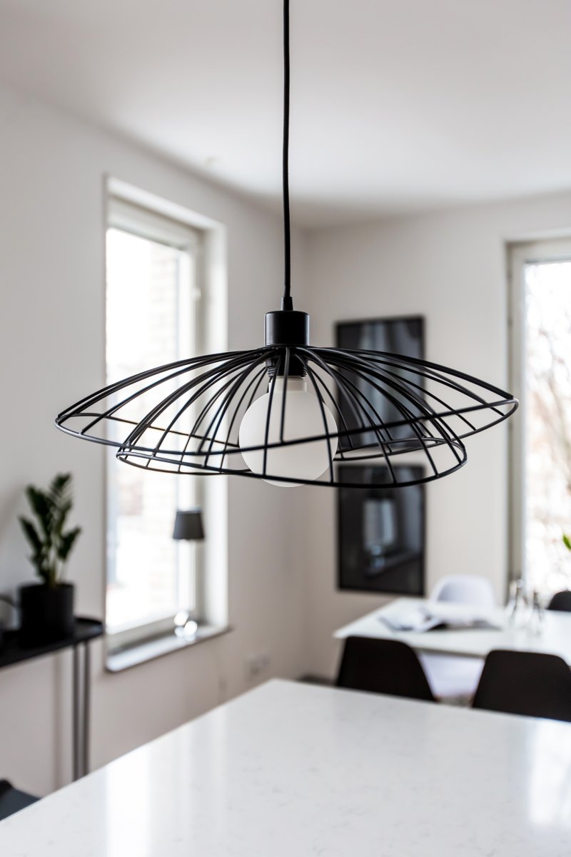 Ray Ø45 Negro Lámpas de techo De Globen Lighting - Las dos pantallas se pueden colocar de varias maneras: apiladas una sobre otra o montadas una dentro de la otra para crear una l&aacute;mpara colgante m&aacute;s baja.