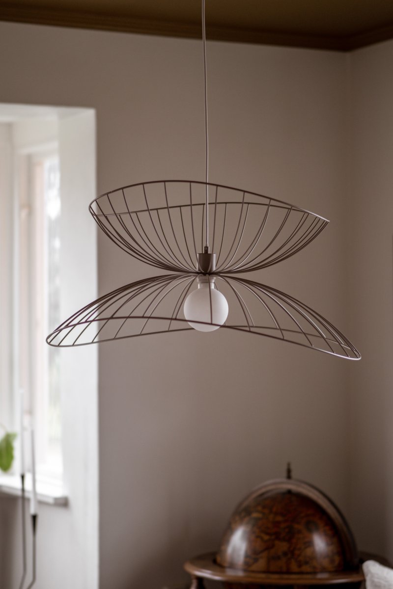 Ray Ø70 Beige Lámpas de techo De Globen Lighting - Las dos pantallas se pueden colocar de varias maneras: apiladas una sobre otra o montadas una dentro de la otra para crear una lámpara colgante más baja.
