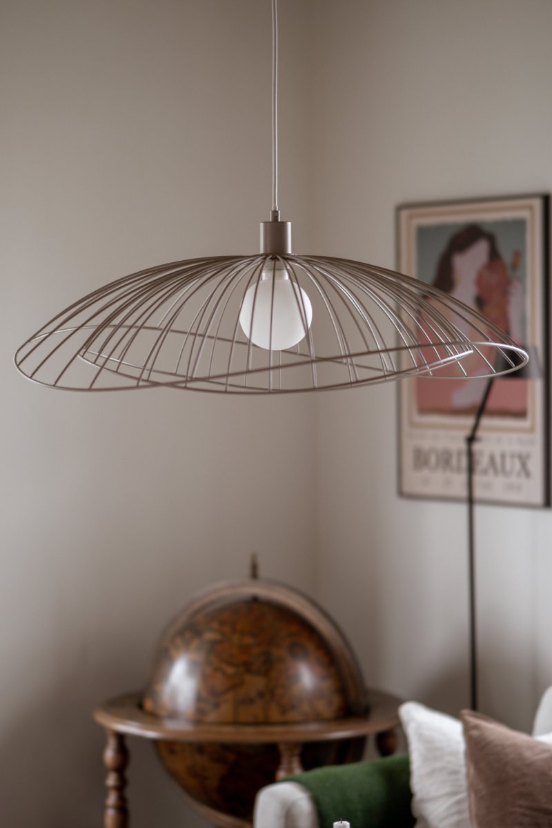 Ray Ø70 Beige Lámpas de techo De Globen Lighting - Las dos pantallas se pueden colocar de varias maneras: apiladas una sobre otra o montadas una dentro de la otra para crear una lámpara colgante más baja.