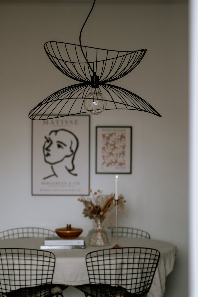 Ray Ø70 Negro Lámpas de techo De Globen Lighting - Las dos pantallas se pueden colocar de varias maneras: apiladas una sobre otra o montadas una dentro de la otra para crear una lámpara colgante más baja.