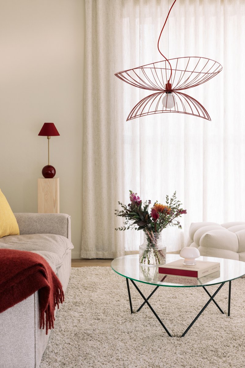 Ray Ø70 borgoña Lámpas de techo De Globen Lighting - Las dos pantallas se pueden colocar de varias maneras: apiladas una sobre otra o montadas una dentro de la otra para crear una l&aacute;mpara colgante m&aacute;s baja.