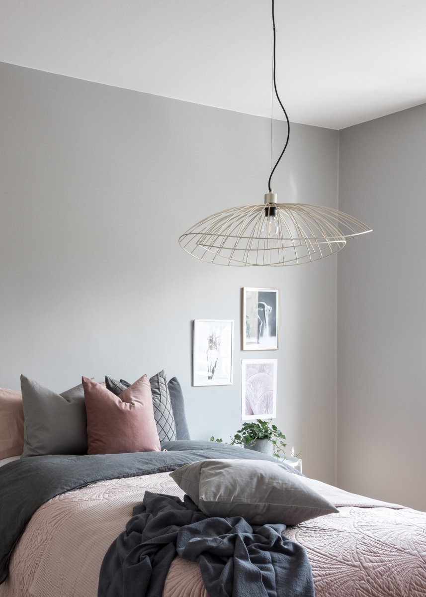 Ray Ø70 Latón cepillado Lámpas de techo De Globen Lighting - Las dos pantallas se pueden colocar de varias maneras: apiladas una sobre otra o montadas una dentro de la otra para crear una lámpara colgante más baja.