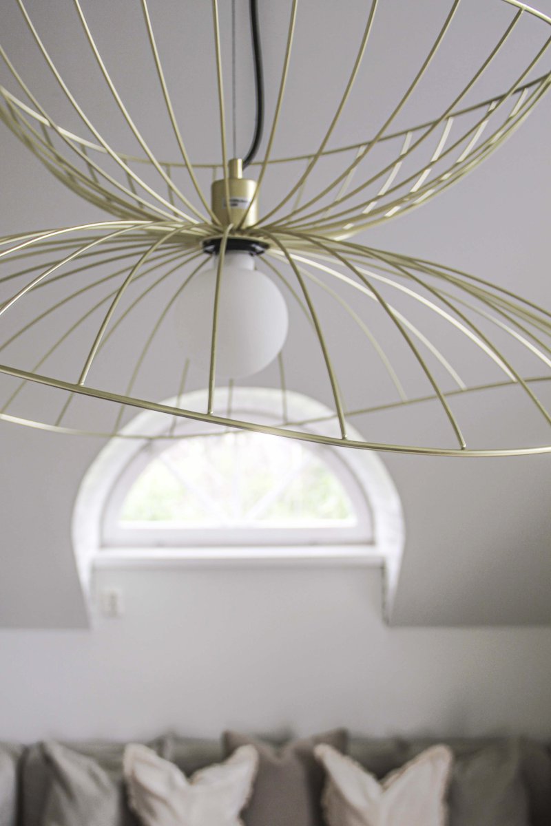 Ray Ø70 Latón cepillado Lámpas de techo De Globen Lighting - Las dos pantallas se pueden colocar de varias maneras: apiladas una sobre otra o montadas una dentro de la otra para crear una lámpara colgante más baja.