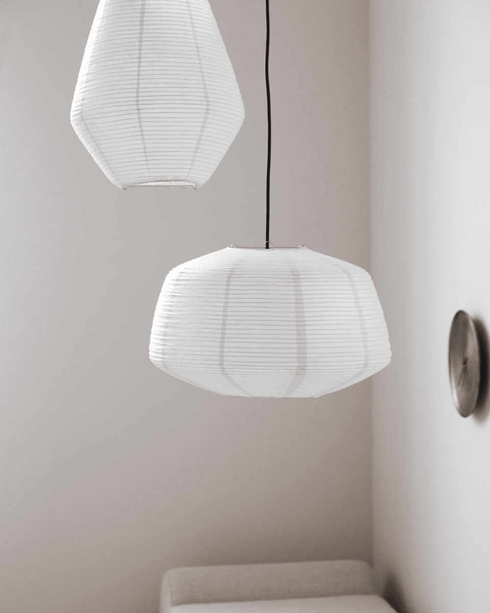 Bidar Pantalla S/Colgante Ø50 Blanco Lámpas de techo De House Doctor - La pantalla Bidar se puede utilizar como una hermosa y sencilla fuente de luz en la sala de estar, sola sobre la mesa del comedor o junto con varias l&aacute;mparas para crear m&aacute;s volumen.
