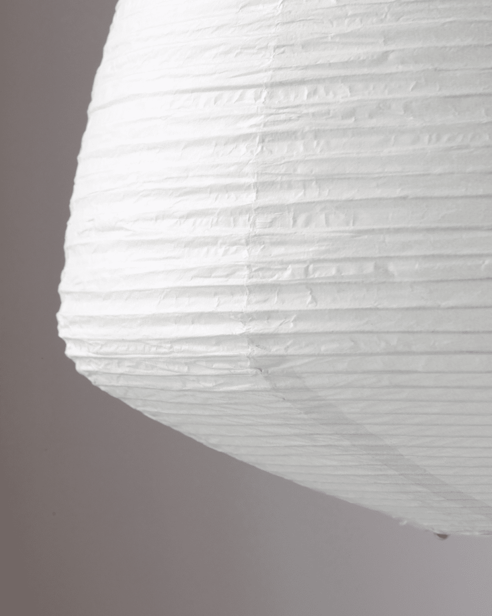Bidar Pantalla S/Colgante Ø50 Blanco Lámpas de techo De House Doctor - La pantalla Bidar se puede utilizar como una hermosa y sencilla fuente de luz en la sala de estar, sola sobre la mesa del comedor o junto con varias l&aacute;mparas para crear m&aacute;s volumen.