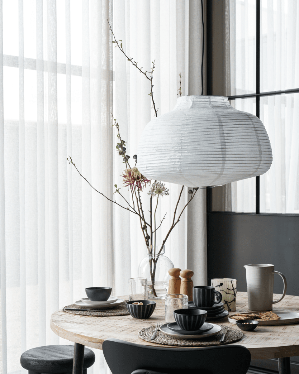 Rica Pantalla S/Colgante Ø55 Blanco Lámpas de techo De House Doctor - Cuélgalo sobre la mesa del comedor o la mesa de café y deja que su brillo suave y cálido cree una atmósfera acogedora.