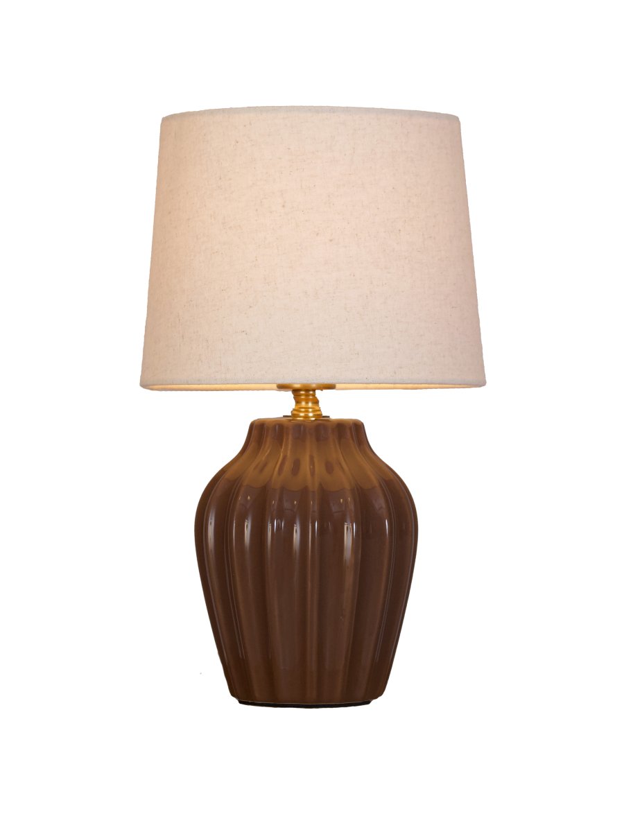 Lyon 32cm Marrón lámpara de mesa De PR Home - Gracias a su dise&ntilde;o elegante y acogedor, Lyon queda perfecta en una mesa auxiliar, una mesita de noche o junto a una ventana, donde se convierte en un elemento decorativo y acogedor tanto en hogares cl&aacute;sicos como modernos.