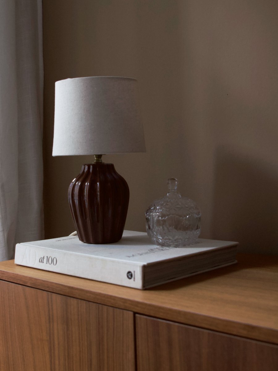 Lyon 32cm Marrón lámpara de mesa De PR Home - Gracias a su dise&ntilde;o elegante y acogedor, Lyon queda perfecta en una mesa auxiliar, una mesita de noche o junto a una ventana, donde se convierte en un elemento decorativo y acogedor tanto en hogares cl&aacute;sicos como modernos.