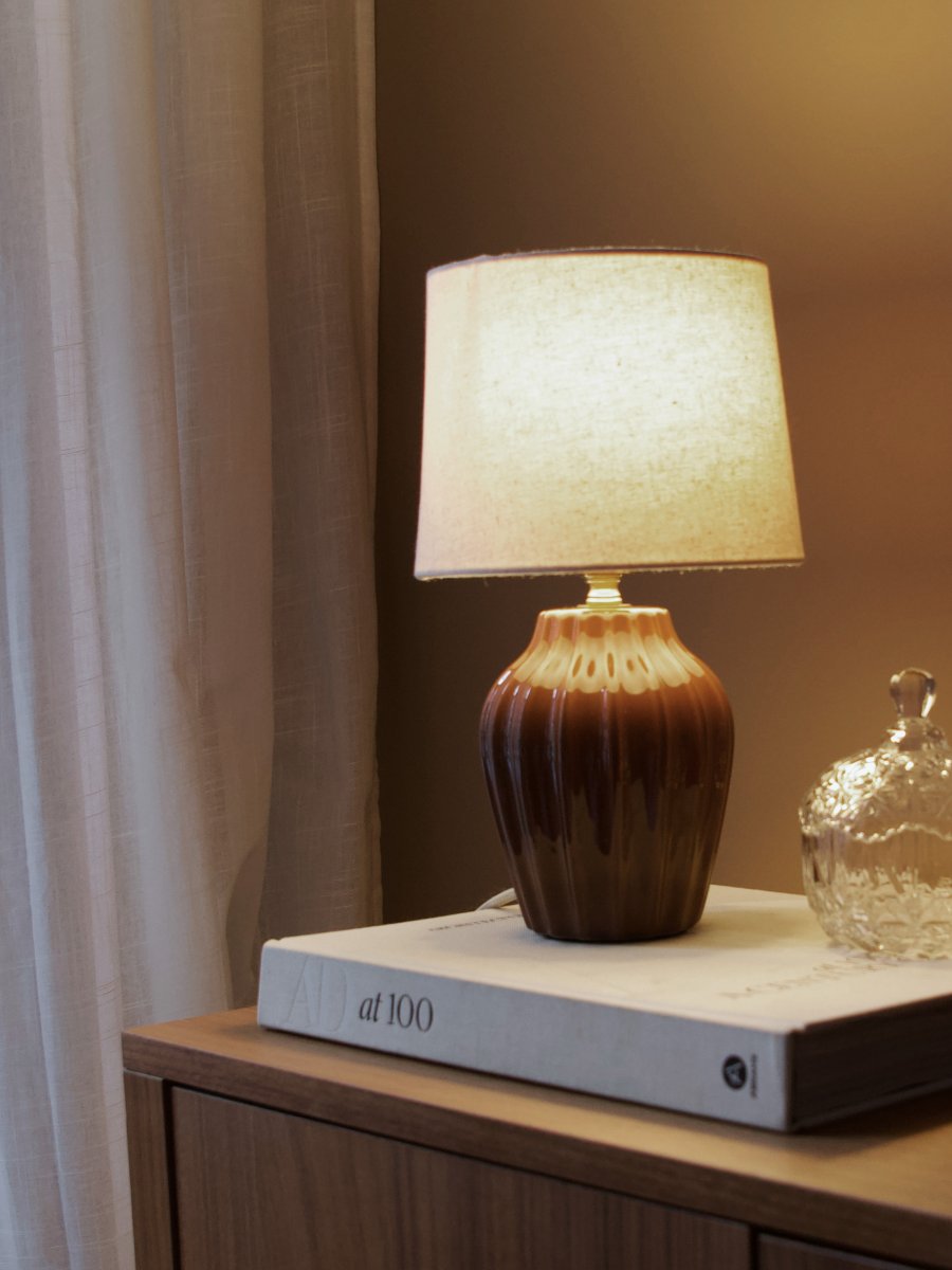 Lyon 32cm Marrón lámpara de mesa De PR Home - Gracias a su dise&ntilde;o elegante y acogedor, Lyon queda perfecta en una mesa auxiliar, una mesita de noche o junto a una ventana, donde se convierte en un elemento decorativo y acogedor tanto en hogares cl&aacute;sicos como modernos.
