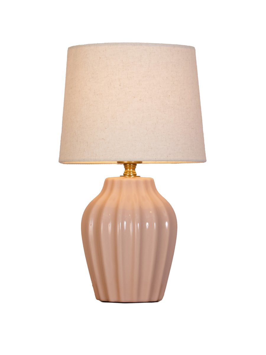 Lyon 32cm Rosa lámpara de mesa De PR Home - Gracias a su dise&ntilde;o elegante y acogedor, Lyon queda perfecta en una mesa auxiliar, una mesita de noche o junto a una ventana, donde se convierte en un elemento decorativo y acogedor tanto en hogares cl&aacute;sicos como modernos.
