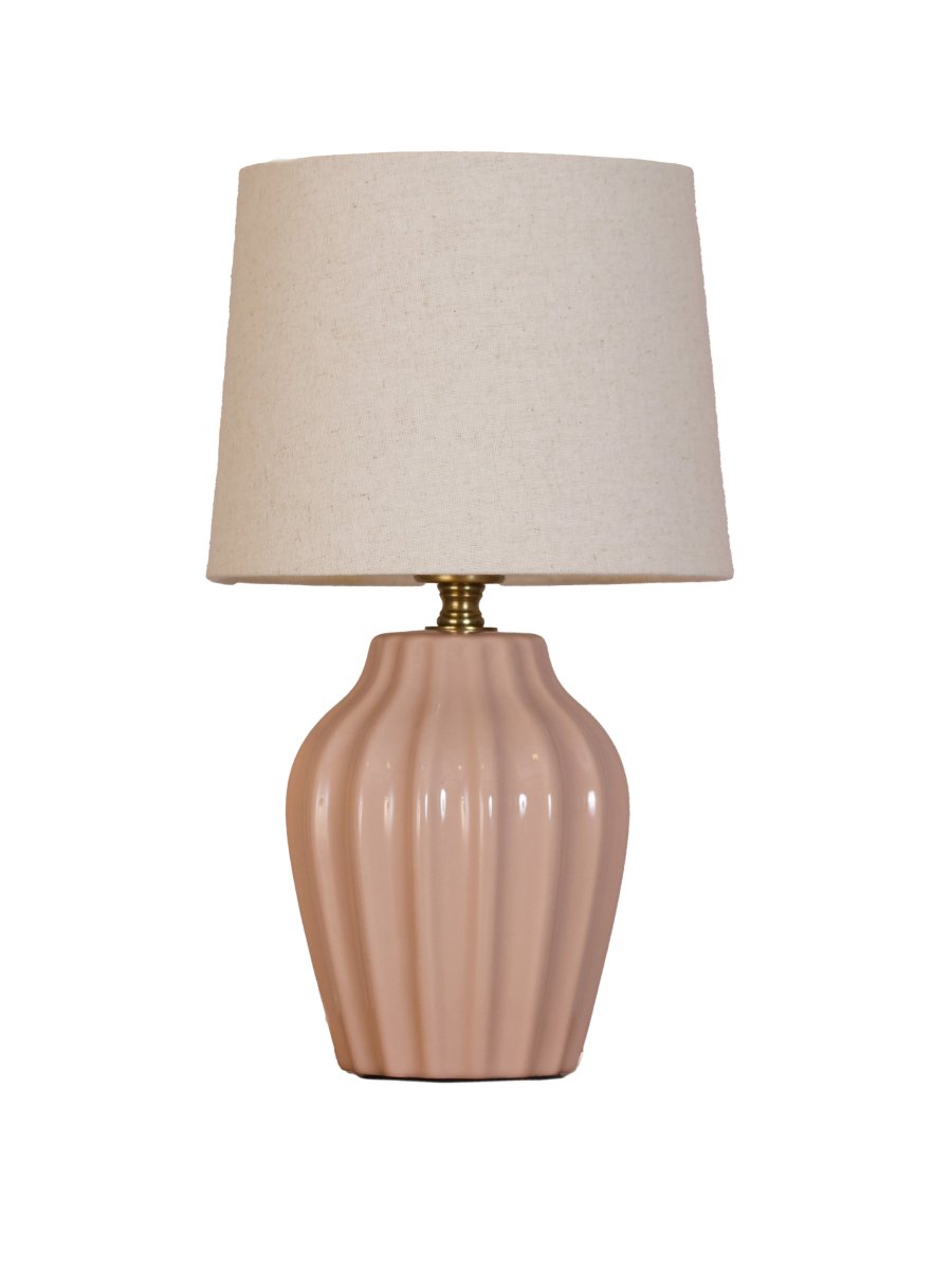 Lyon 32cm Rosa lámpara de mesa De PR Home - Gracias a su dise&ntilde;o elegante y acogedor, Lyon queda perfecta en una mesa auxiliar, una mesita de noche o junto a una ventana, donde se convierte en un elemento decorativo y acogedor tanto en hogares cl&aacute;sicos como modernos.