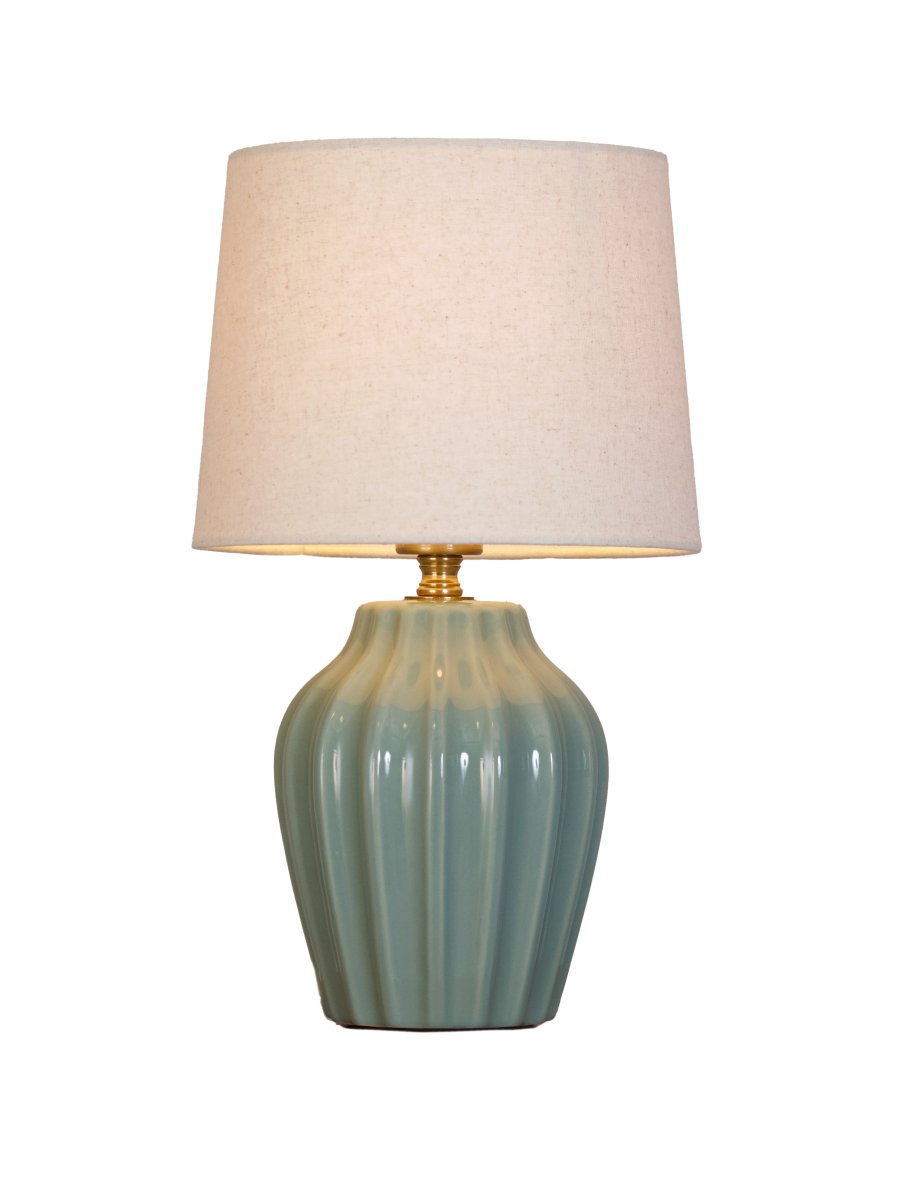 Lyon 32cm Turquesa lámpara de mesa De PR Home - Gracias a su diseño elegante y acogedor, Lyon queda igual de bien en una mesa auxiliar, una mesita de noche o junto a una ventana, donde se convierte en un elemento decorativo y acogedor tanto en hogares clásicos como modernos.