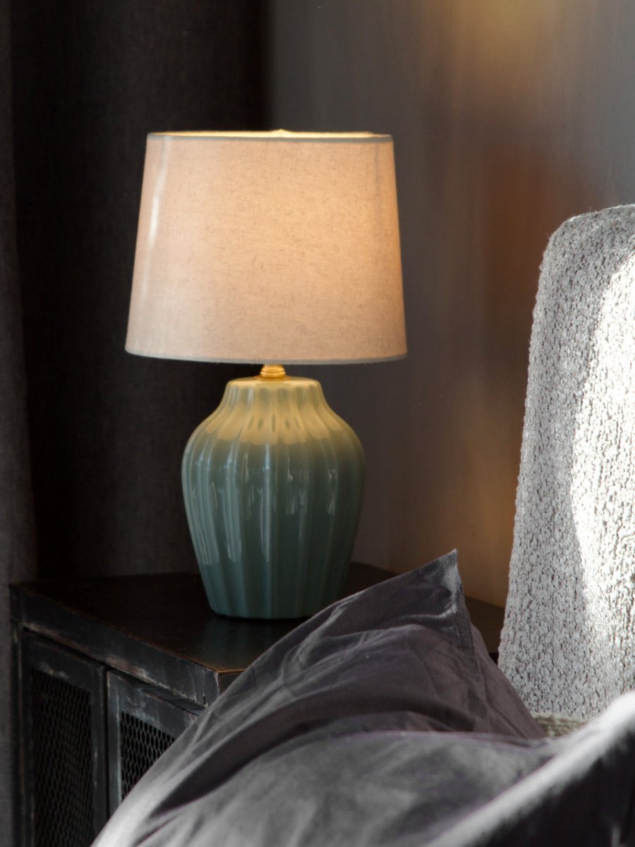 Lyon 32cm Turquesa lámpara de mesa De PR Home - Gracias a su diseño elegante y acogedor, Lyon queda igual de bien en una mesa auxiliar, una mesita de noche o junto a una ventana, donde se convierte en un elemento decorativo y acogedor tanto en hogares clásicos como modernos.