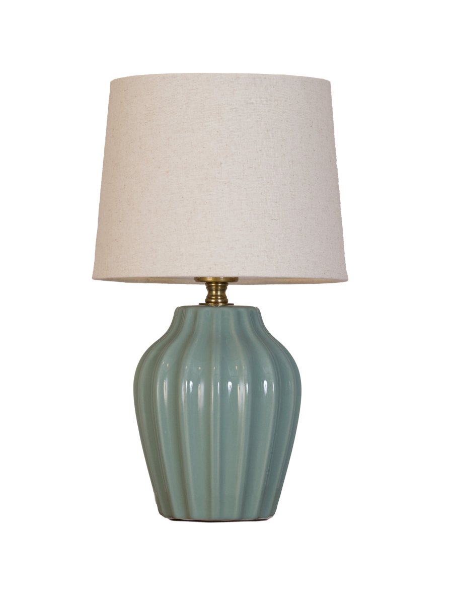 Lyon 32cm Turquesa lámpara de mesa De PR Home - Gracias a su diseño elegante y acogedor, Lyon queda igual de bien en una mesa auxiliar, una mesita de noche o junto a una ventana, donde se convierte en un elemento decorativo y acogedor tanto en hogares clásicos como modernos.
