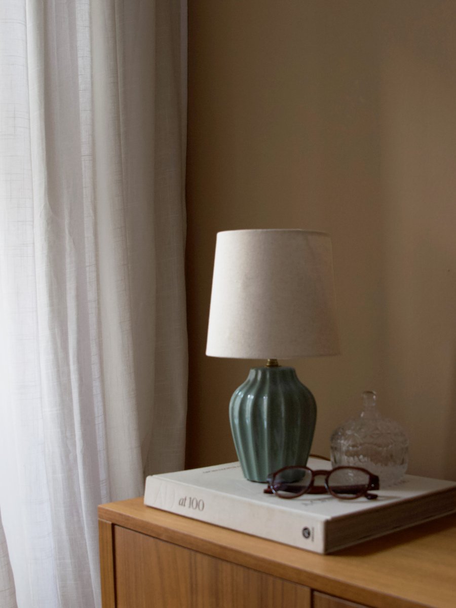 Lyon 32cm Turquesa lámpara de mesa De PR Home - Gracias a su diseño elegante y acogedor, Lyon queda igual de bien en una mesa auxiliar, una mesita de noche o junto a una ventana, donde se convierte en un elemento decorativo y acogedor tanto en hogares clásicos como modernos.
