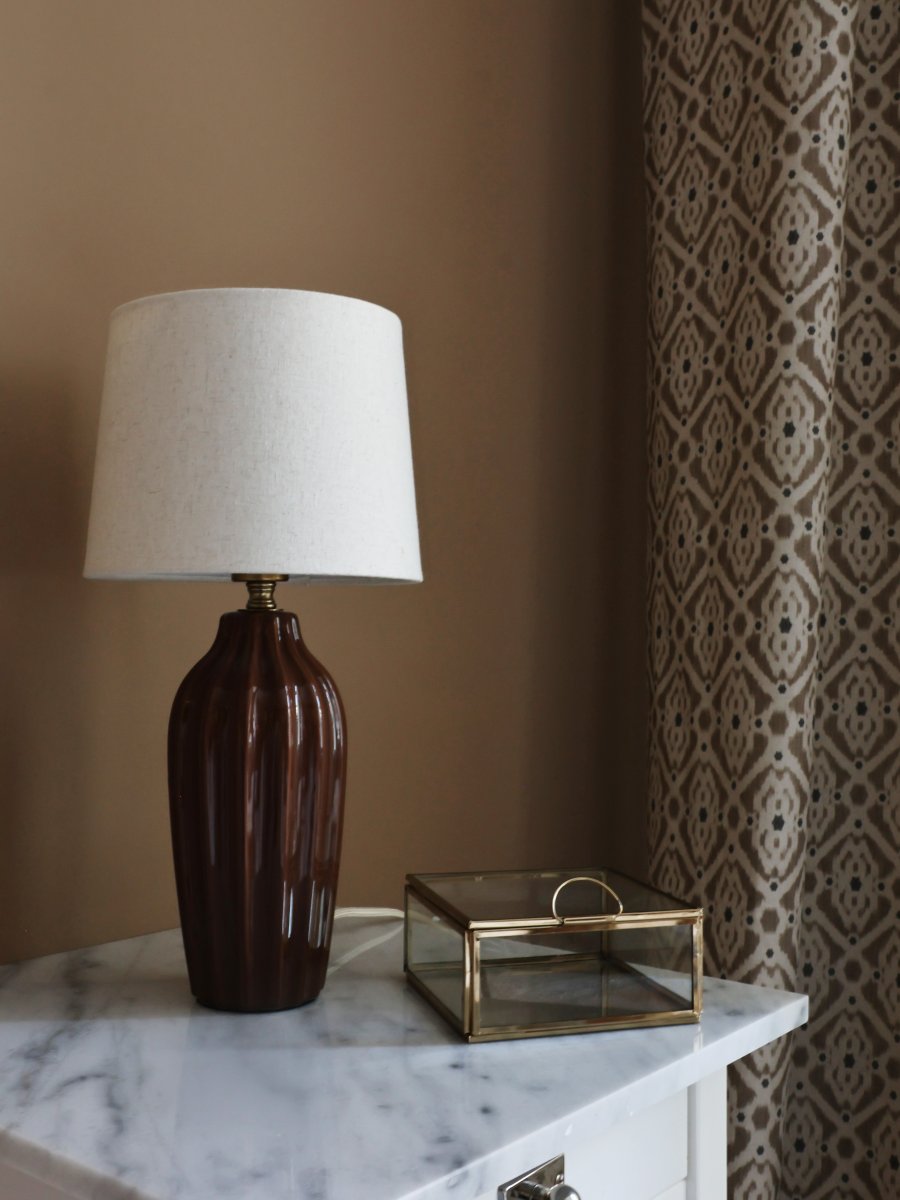 Lyon 40cm Marrón lámpara de mesa De PR Home - Gracias a su dise&ntilde;o elegante y acogedor, Lyon queda perfecta en una mesa auxiliar, una mesita de noche o junto a una ventana, donde se convierte en un elemento decorativo y acogedor tanto en hogares cl&aacute;sicos como modernos.