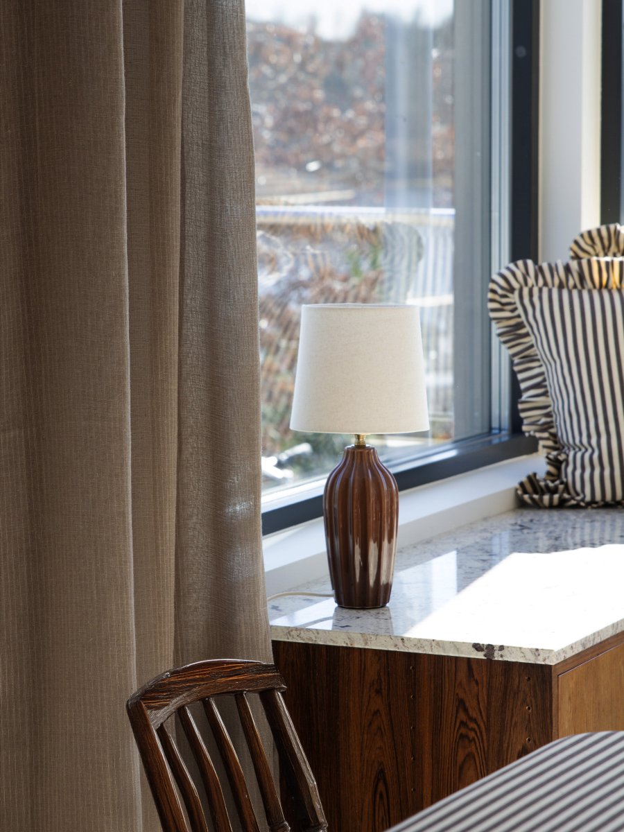 Lyon 40cm Marrón lámpara de mesa De PR Home - Gracias a su dise&ntilde;o elegante y acogedor, Lyon queda perfecta en una mesa auxiliar, una mesita de noche o junto a una ventana, donde se convierte en un elemento decorativo y acogedor tanto en hogares cl&aacute;sicos como modernos.