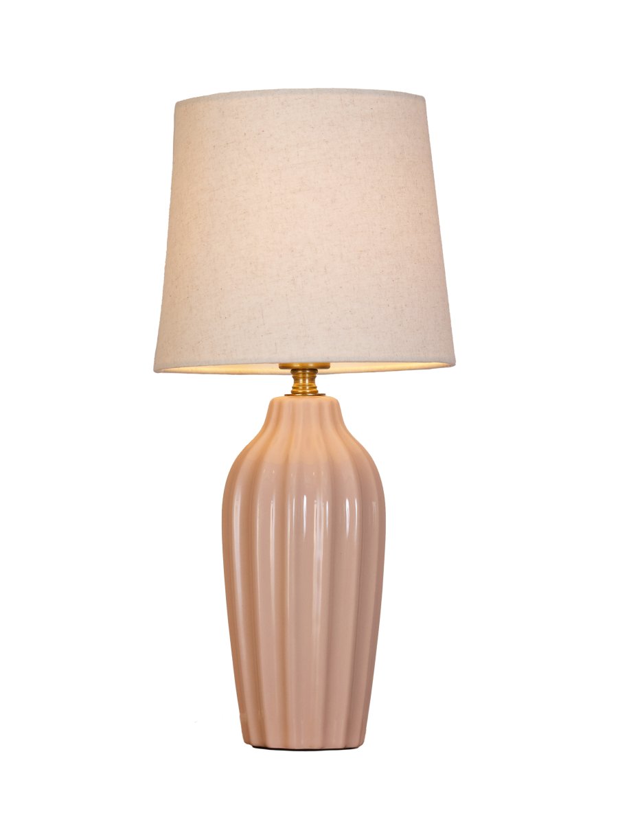 Lyon 40cm Rosa lámpara de mesa De PR Home - Gracias a su diseño elegante y acogedor, Lyon queda perfecta en una mesa auxiliar, una mesita de noche o junto a una ventana, donde se convierte en un elemento decorativo y acogedor tanto en hogares clásicos como modernos.