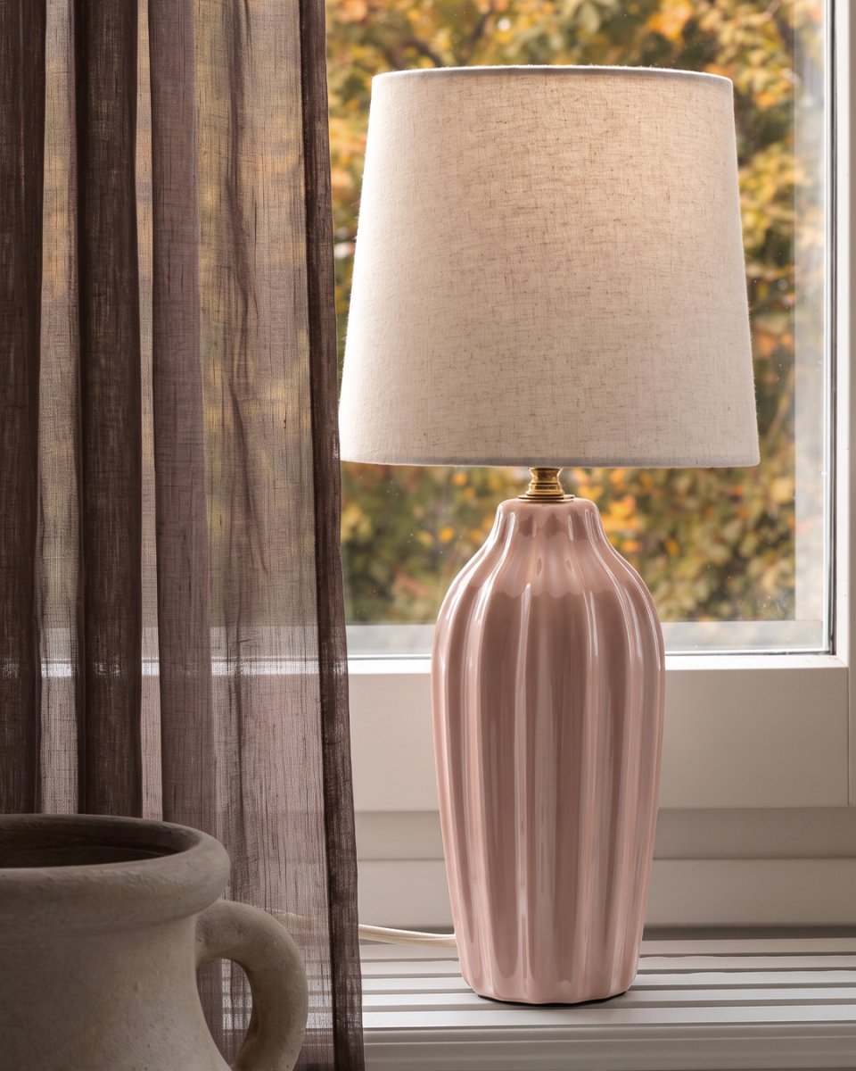 Lyon 40cm Rosa lámpara de mesa De PR Home - Gracias a su diseño elegante y acogedor, Lyon queda perfecta en una mesa auxiliar, una mesita de noche o junto a una ventana, donde se convierte en un elemento decorativo y acogedor tanto en hogares clásicos como modernos.